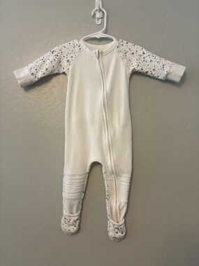 Goumi sleep and play zipper footie in white terrazzo print 6-9 months